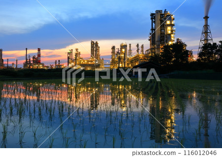 [Ehime Prefecture] Symmetrical evening view of the Taiyo Petrochemical Complex 116012046