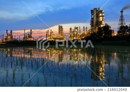 [Ehime Prefecture] Symmetrical evening view of the Taiyo Petrochemical Complex 116012048