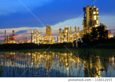 [Ehime Prefecture] Symmetrical night view of the Taiyo Petrochemical Complex 116012055