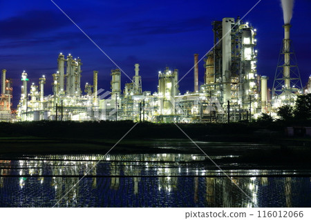 [Ehime Prefecture] Symmetrical night view of the Taiyo Petrochemical Complex 116012066