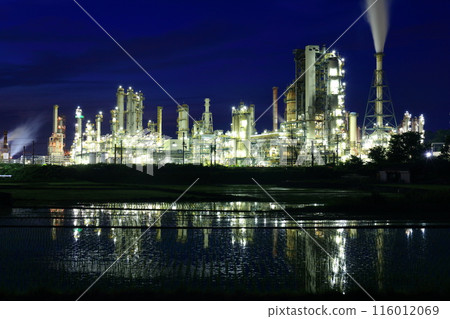 [Ehime Prefecture] Symmetrical night view of the Taiyo Petrochemical Complex 116012069