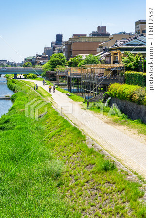 從二條大橋看到的鴨川和河岸的喧囂 從二條大橋看到的鴨川和河岸的喧囂 116012532