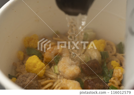 杯麵泡麵倒入熱水 116012579