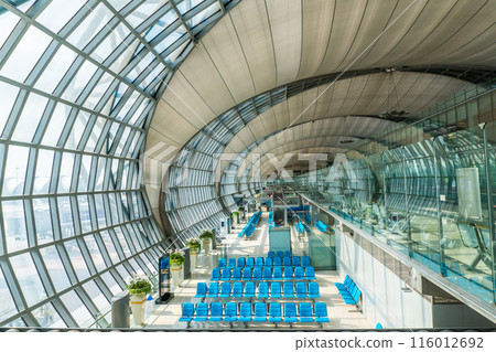 Suvarnabhumi Airport's modern design with many modern technologies in a curved design is used by many passengers from around the world Suvarnabhumi Airport's modern design with many modern technologies in a curved design is used by many passengers from around the world 116012692