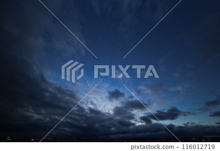 Mysterious dawn sky, early winter, ultra-wide-angle, sky-focused, 231118am 116012719