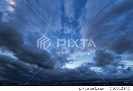 黃昏時的夢幻般的黎明天空，初冬，超廣角，基於天空，231118am 116012802