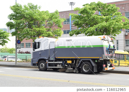 Street sweeper in Seoul, Korea 116012965