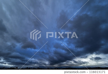 Clouds covering the sky and the morning sky seen through the gaps, early winter, ultra-wide angle, sky-focused, 231118am 116013171