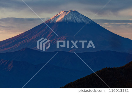 從甲部新岳和十渡嶺看到的日出富士山 116013381