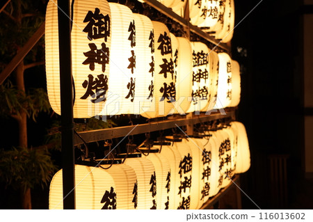 Night scenery with lanterns lined up 116013602