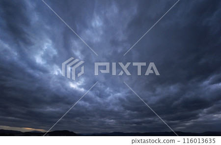 清晨的天空在覆蓋整個天空的雲層之間看到，初冬，超廣角，基於天空，231119am 116013635