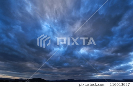 清晨的天空在覆蓋整個天空的雲層之間看到，初冬，超廣角，基於天空，231119am 116013637