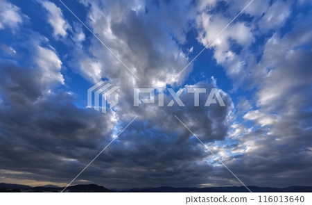 清晨的天空在覆蓋整個天空的雲層之間看到，初冬，超廣角，基於天空，231119am 116013640