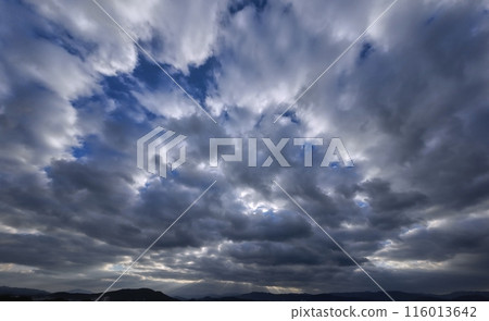 清晨的天空在覆蓋整個天空的雲層之間看到，初冬，超廣角，基於天空，231119am 116013642