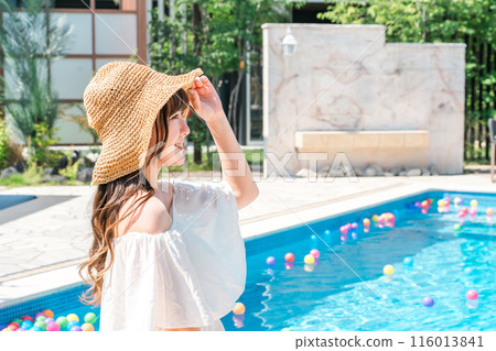 一位年輕亞洲女性在度假村泳池畔的度假時尚形象（度假/旅行） 116013841