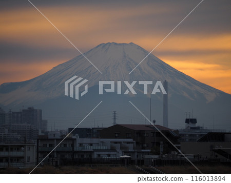 Sunset clouds and the silhouette of Mt. Fuji seen from the Arakawa River bank in Kawaguchi City 116013894