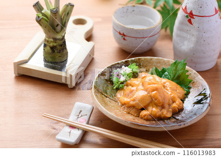 日本盤子裡的海膽與清酒 日本盤子裡的海膽與清酒 116013983