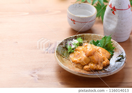 日本盤子裡的海膽與清酒 116014013