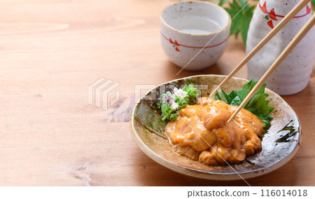 日本盤子裡的海膽與清酒 日本盤子裡的海膽與清酒 116014018