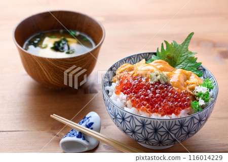 The best seafood bowl: Sea urchin and salmon roe bowl 116014229