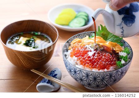 The best seafood bowl: Sea urchin and salmon roe bowl 116014252