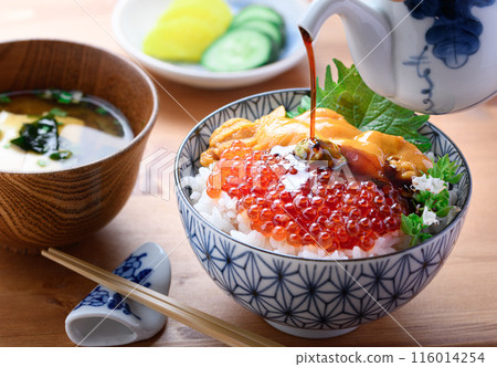 The best seafood bowl: Sea urchin and salmon roe bowl 116014254