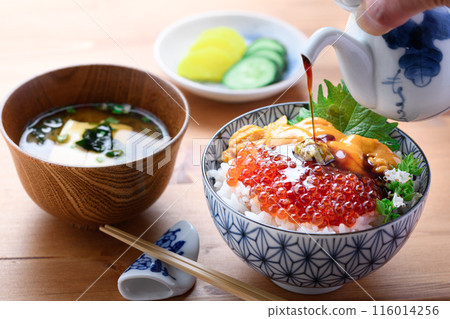 The best seafood bowl: Sea urchin and salmon roe bowl 116014256