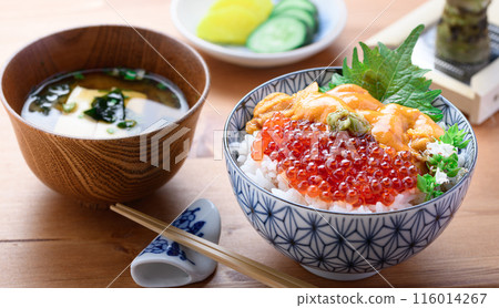 The best seafood bowl: Sea urchin and salmon roe bowl 116014267