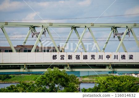 運行在都營新宿線荒川中川大橋上的京王電鐵車輛 116014632
