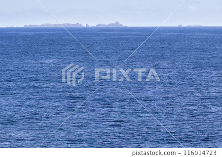 island in calm sea 116014723