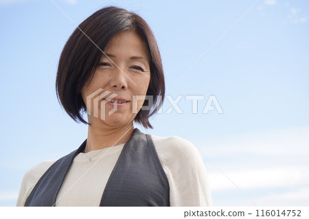 Tall woman looking up at the sky 116014752