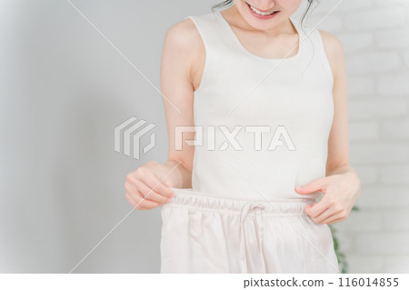 一位年輕女性透過節食、訓練、運動和健身減少了腰圍。 116014855