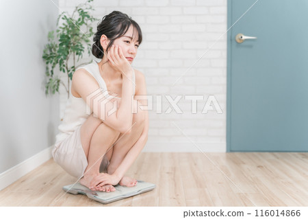 體重秤上的苗條亞洲女性（飲食/減肥圖像） 116014866