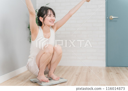 體重秤上的苗條亞洲女性（飲食/減肥圖像） 116014873