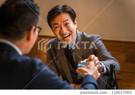 一位上班族在居酒屋/酒吧與 choko 敬酒(醉酒/karamisake) 一位上班族在居酒屋/酒吧與 choko 敬酒(醉酒/karamisake) 116017003