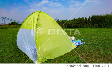 夏季在河床上搭建的休閒帳篷 116017091