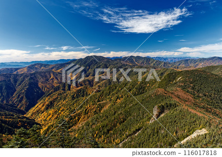The autumn-colored Okuchichibu main ridge and the Southern and Central Alps mountain ranges as seen from the summit of Mt. Kobushin The autumn-colored Okuchichibu main ridge and the Southern and Central Alps mountain ranges as seen from the summit of Mt. Kobushin 116017818