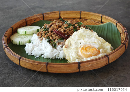 Stir-fried minced pork with basil and fried egg 116017954