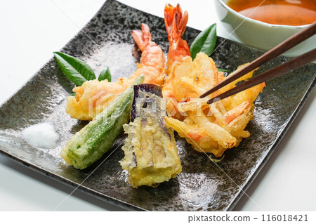 Shrimp and vegetable tempura 116018421