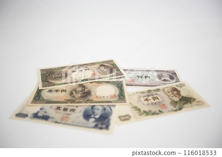 白色背景日圓上的一點舊世界貨幣系列 116018533