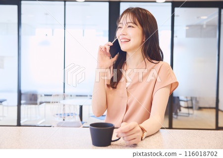 Woman making a phone call at the office pandori 116018702