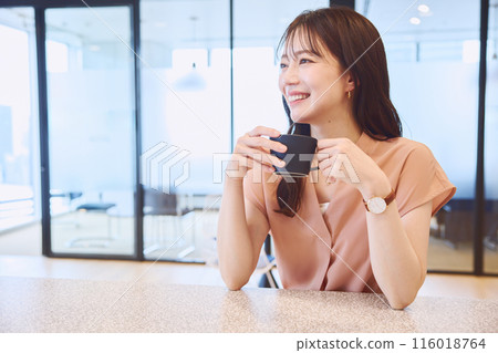 在辦公室食品儲藏室喝咖啡的女人 在辦公室食品儲藏室喝咖啡的女人 116018764