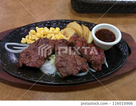 牛排放在鐵板上烤 牛排放在鐵板上烤 116018906