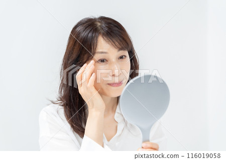 拿著鏡子的中年婦女美容 116019058