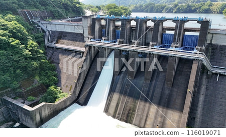 [Aerial view] Shinryoku Dam: Impressive gate discharge of 20t/s 116019071