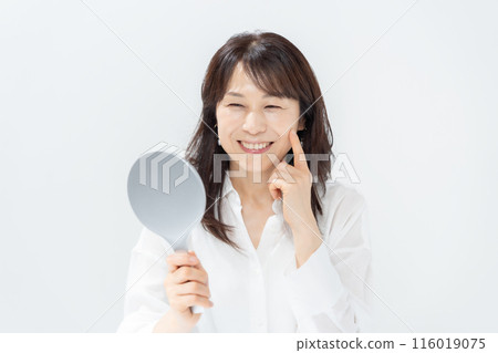 拿著鏡子的中年婦女美容 116019075