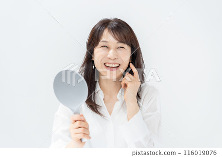 拿著鏡子的中年婦女美容 116019076