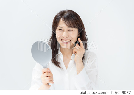 拿著鏡子的中年婦女美容 116019077