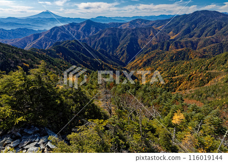 從甲部新嶽山頂眺望國志岳、黑金山、富士山的秋色 116019144