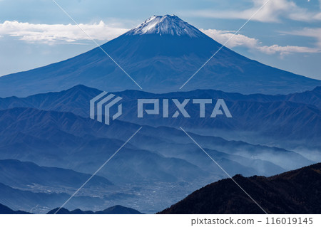 Mount Fuji and the townscape around Shioyama as seen from the summit of Mount Kobushin 116019145